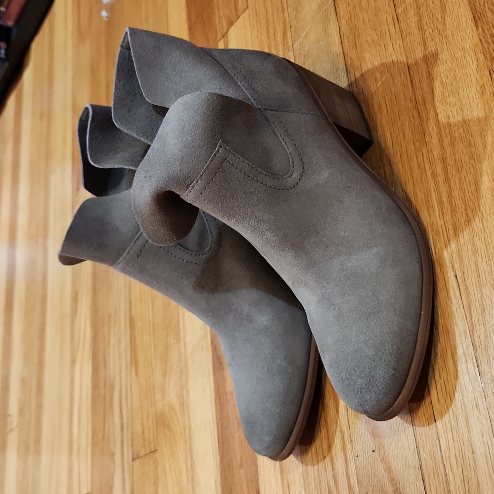BP Brice Notched Grey Suede Leather Block Heel Boots Size 9